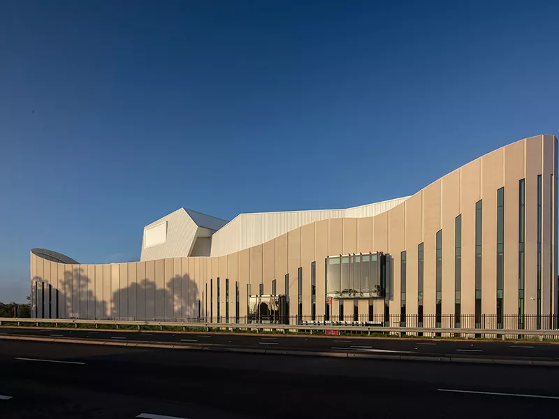 Napa Bangunan Teater Struktur Baja Penting ing Arsitektur Modern?