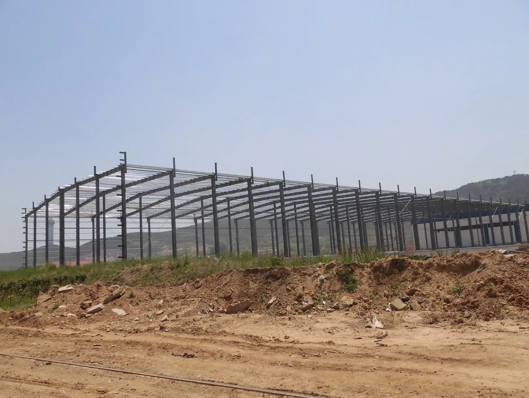 Konstruksi bangunan ternak rangka baja prefabrikasi