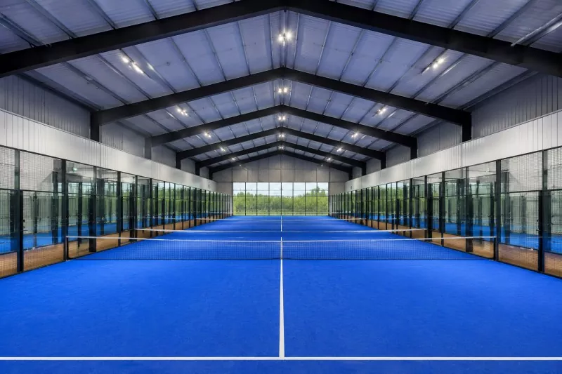 Rangka Baja Konstruksi Lapangan Padel Dalam Ruangan